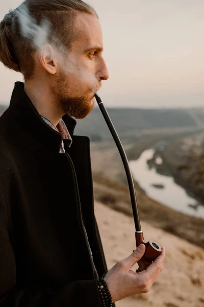 Largo Pelo Barbudo Hipster Fumar Pipa Puesta Del Sol — Foto de Stock