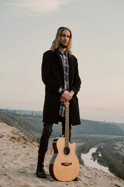 Longo Cabelo Barbudo Cara Casaco Com Guitarra Uma Colina Areia — Fotografia de Stock