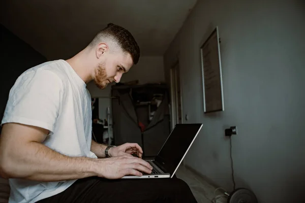 Kille Som Använder Laptop Sitter Säng Ett Rum — Stockfoto