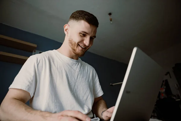 Kille Som Använder Laptop Sitter Säng Ett Rum — Stockfoto