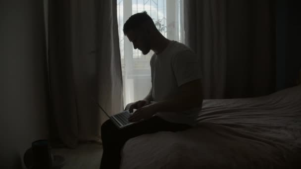 Хлопець Використовуючи Ноутбук Сидить Ліжку — стокове відео