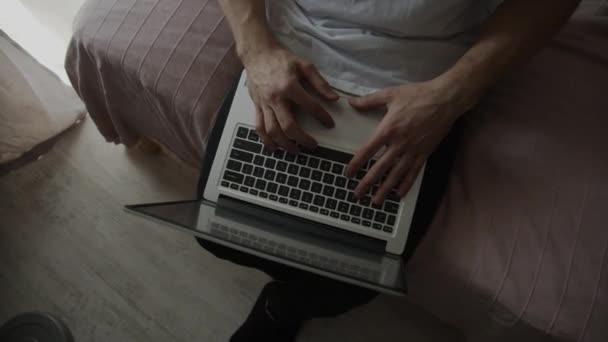 Πλάνο Των Χεριών Δακτυλογράφηση Ένα Φορητό Υπολογιστή Στο Σαλόνι Κάθεται — Αρχείο Βίντεο