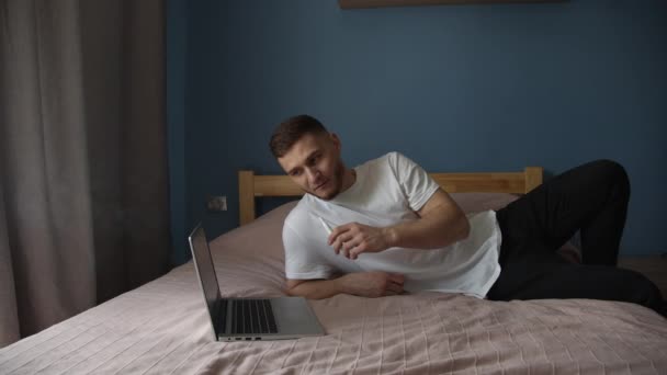 Хлопець Курить Електронну Сигарету Допомогою Ноутбука Ліжку — стокове відео