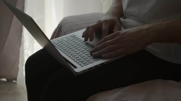 Cara Trabalhando Com Laptop Uma Sala Estar Sentado Uma Cama — Vídeo de Stock