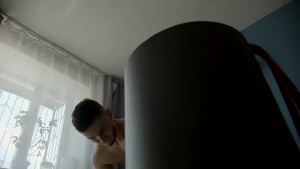 Topless Guy Training Thuis Met Lange Halter — Stockvideo
