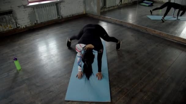 Menina Exercitando Uma Sala Com Luz Natural — Vídeo de Stock