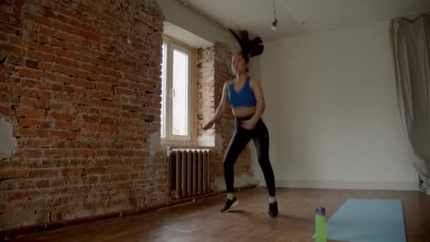 Asian Girl Exercising Legs Jumping — Stock Video