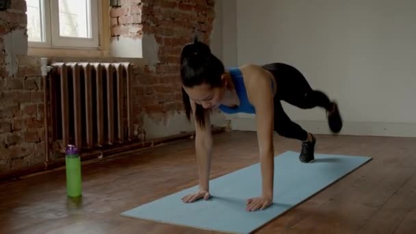 Asiático Chica Haciendo Flexiones Habitación — Vídeo de stock