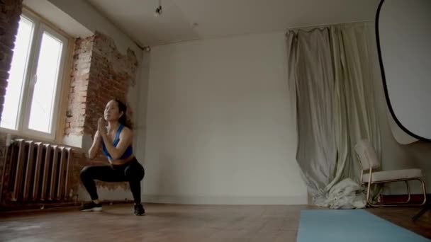 亚洲女孩跳着腿做运动 — 图库视频影像