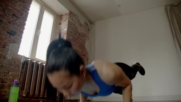 Asiático Chica Haciendo Flexiones Habitación — Vídeo de stock