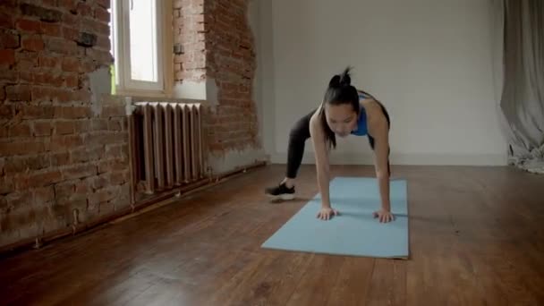 Asiatische Mädchen Übung Beine Einem Zimmer — Stockvideo