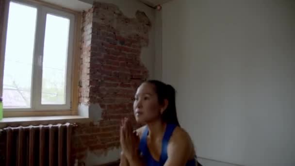 Aziatische Meisje Oefenen Benen Een Kamer — Stockvideo