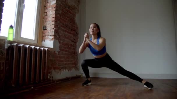 Asiático Chica Ejercitando Piernas Habitación — Vídeo de stock