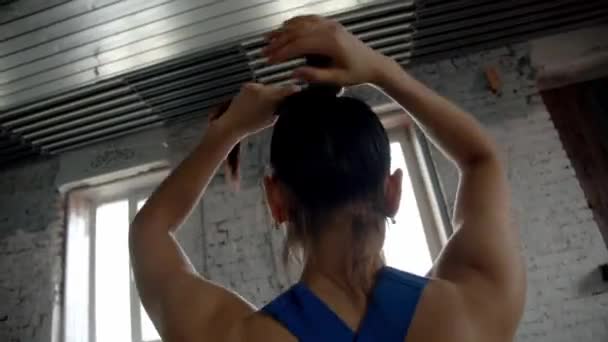 Asiático Chica Deporte Cotume Fijación Cabello — Vídeo de stock