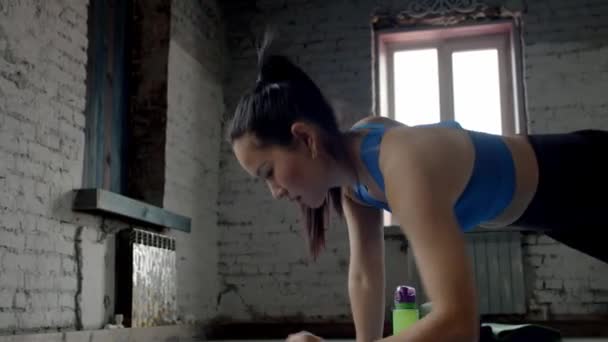 Aziatische Meisje Oefenen Staande Plank — Stockvideo