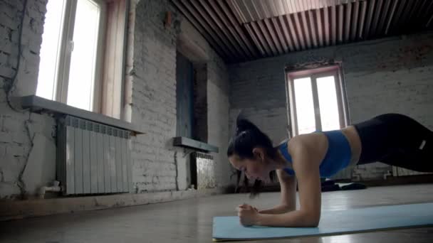 Asiatique Fille Exercice Debout Dans Planche — Video