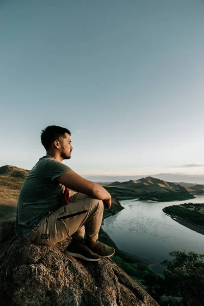 Orta Doğulu bir adam uçurumun kenarında meditasyon yapıyor.