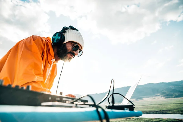 DJ dışarıda müzik çalıyor