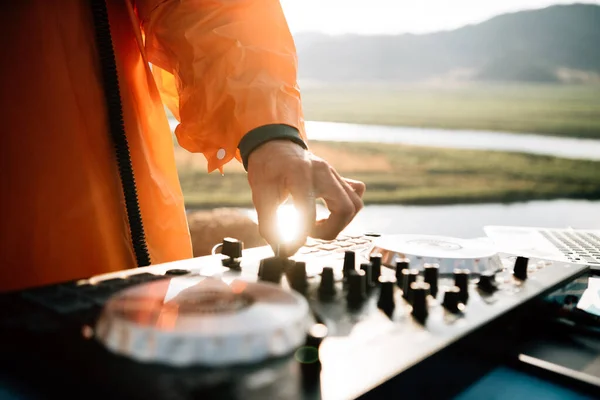 Gün batımında DJ elleri müzik çalarken.
