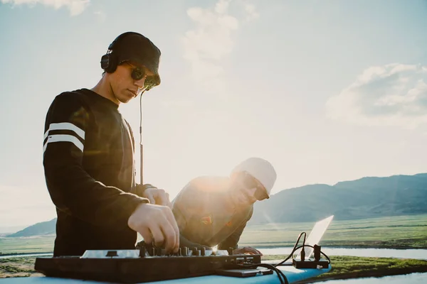 Dos Djs Tocando Música Fuera — Foto de Stock