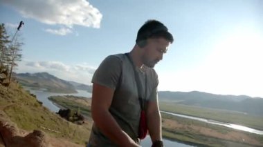 DJ dışarıda müzik çalıyor.