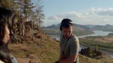 Gün batımında DJ 'e yakın dans eden kız.