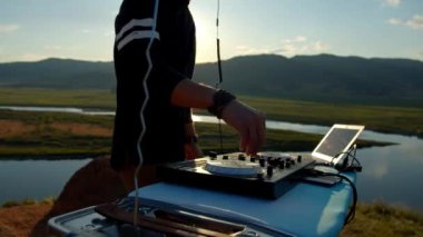 DJ gün batımında müzik çalıyor