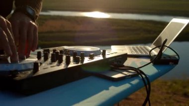 DJ kontrolöründe çalan ellerin görüntüsü