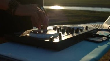 DJ kontrolöründe çalan ellerin görüntüsü