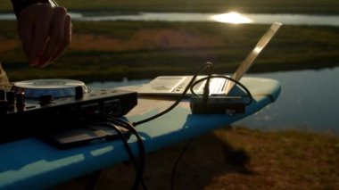 DJ kontrolöründe çalan ellerin görüntüsü