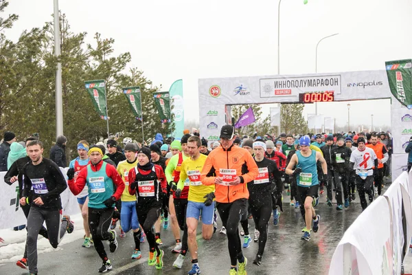 Kazan, Oroszország - 23, 2017: maratoni futók kezdetén. Kazan M — Stock Fotó