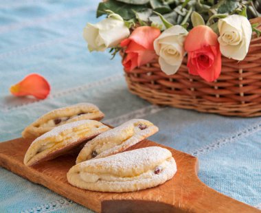 Lezzetli süzme peynirli hamur işleri.