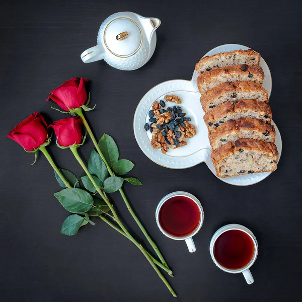 Delizioso Rotolo Torta Fatto Casa Con Set Rose Rosse Sullo — Foto Stock