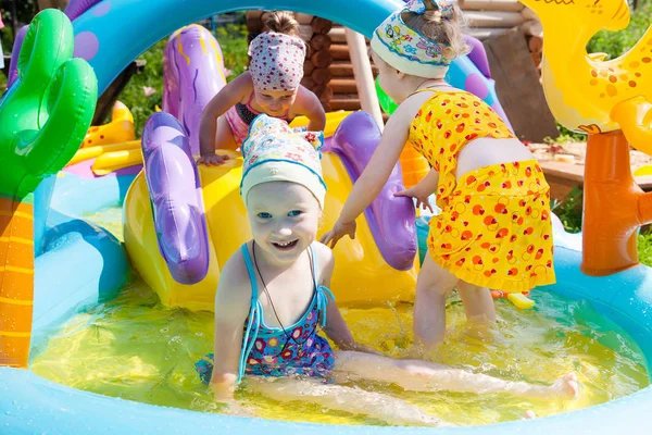 Meninas gêmeas nadando na piscina Fotos De Bancos De Imagens