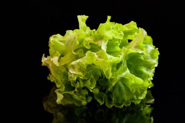 Siyah arkaplanda marul