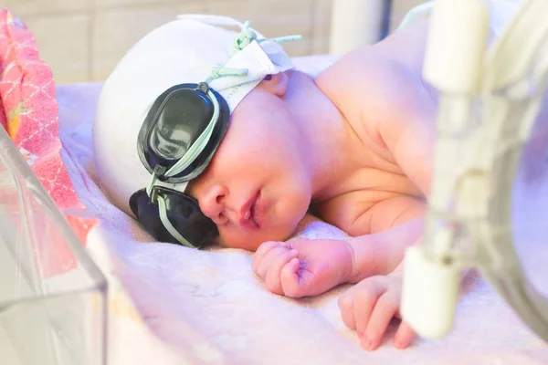 Newborn baby in the incubator — Stock Photo, Image