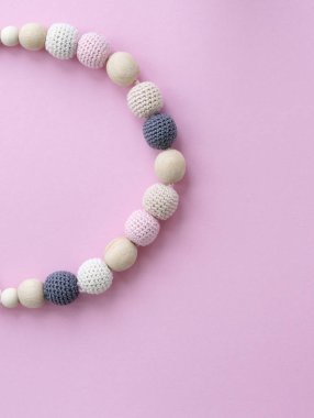 Pembe bir arka plan üzerinde örme boncuk.