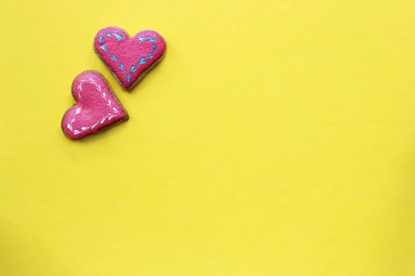 Heart shaped sugar cookie on yellow background. Valentines day card concept. — Stock Photo, Image