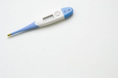 Beyaz bir arka plan üzerinde izole dijital termometre
