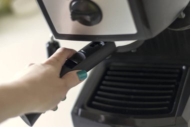 El kadın yakından kahve hazırlama