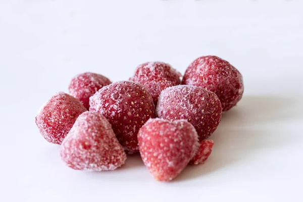 Fresas congeladas sobre fondo blanco. De cerca. — Foto de Stock