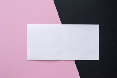 Pembe ve siyah dokulu arka plan kopya alanı ile