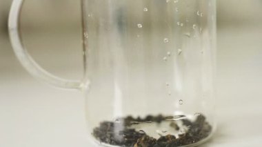 Çay cam çaydanlık dökülür varlık. Sağlıklı yeşil çay dökme.