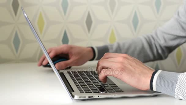 Mão de um homem a trabalhar num computador portátil a escrever num teclado. Vista de perto — Vídeo de Stock