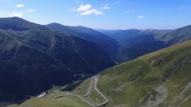 Ünlü Transfagarasan yılan gibi dağ yolu üzerinde hava atış
