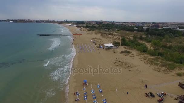 Voler bas au-dessus des plages de bulgaria plage ensoleillée 