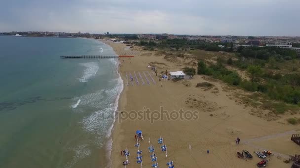 Πετώντας χαμηλά πάνω από τις παραλίες του sunny beach Βουλγαρία — Αρχείο Βίντεο