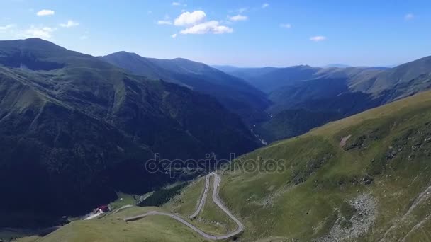 Tiro aéreo sobre a famosa estrada serpentina Transfagarasan montanha — Vídeo de Stock