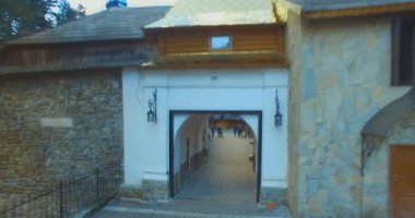 Eski manastır ve kilise ormandaki havadan görünümü