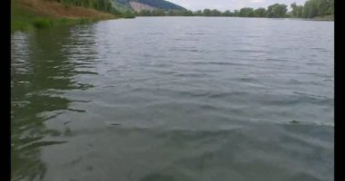 Havadan görünümü. Güzel göl üzerinde uçan. Güneşli gün.